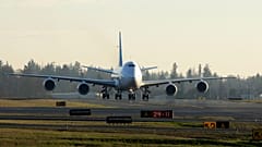 طائرة تاربعة لشركة Boeing 747-8 Freighter بعد هبوطها من رحلتها التجريبية الافتتاحية، في إيفريت، واشنطن، الاثنين 8 فبراير 2010 