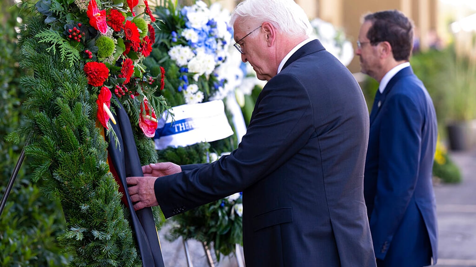 Le président allemand Frank-Walter Steinmeier et son homologue israélien près de Munich (05/09/2022)