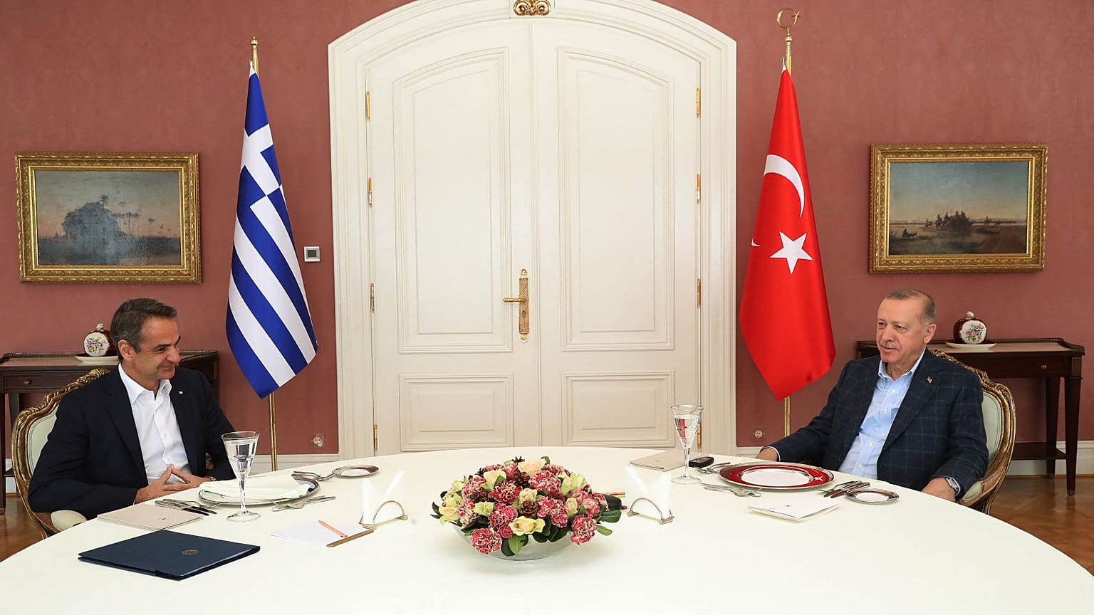 لقاء الرئيس التركي رجب طيب أردوغان (إلى اليمين) برئيس الوزراء اليوناني كيرياكوس ميتسوتاكيس (إلى اليسار) في إسطنبول، 13 مارس / آذار 2022 