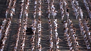  مهرجان الرقص "لنرقص -OnDance" الذي يصممه نجم الباليه روبرتو بول بساحة بيازا ديل دومو في ميلانو.