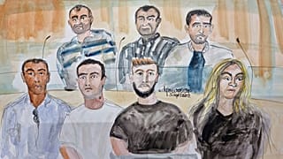 Caricatura de los 7 acusados prresentes en el juicio este lunes en París
