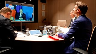 Le président français Emmanuel Macron s'entretient avec le chancelier allemand Olaf Scholz à l'Elysée, le 5 septembre 2022.