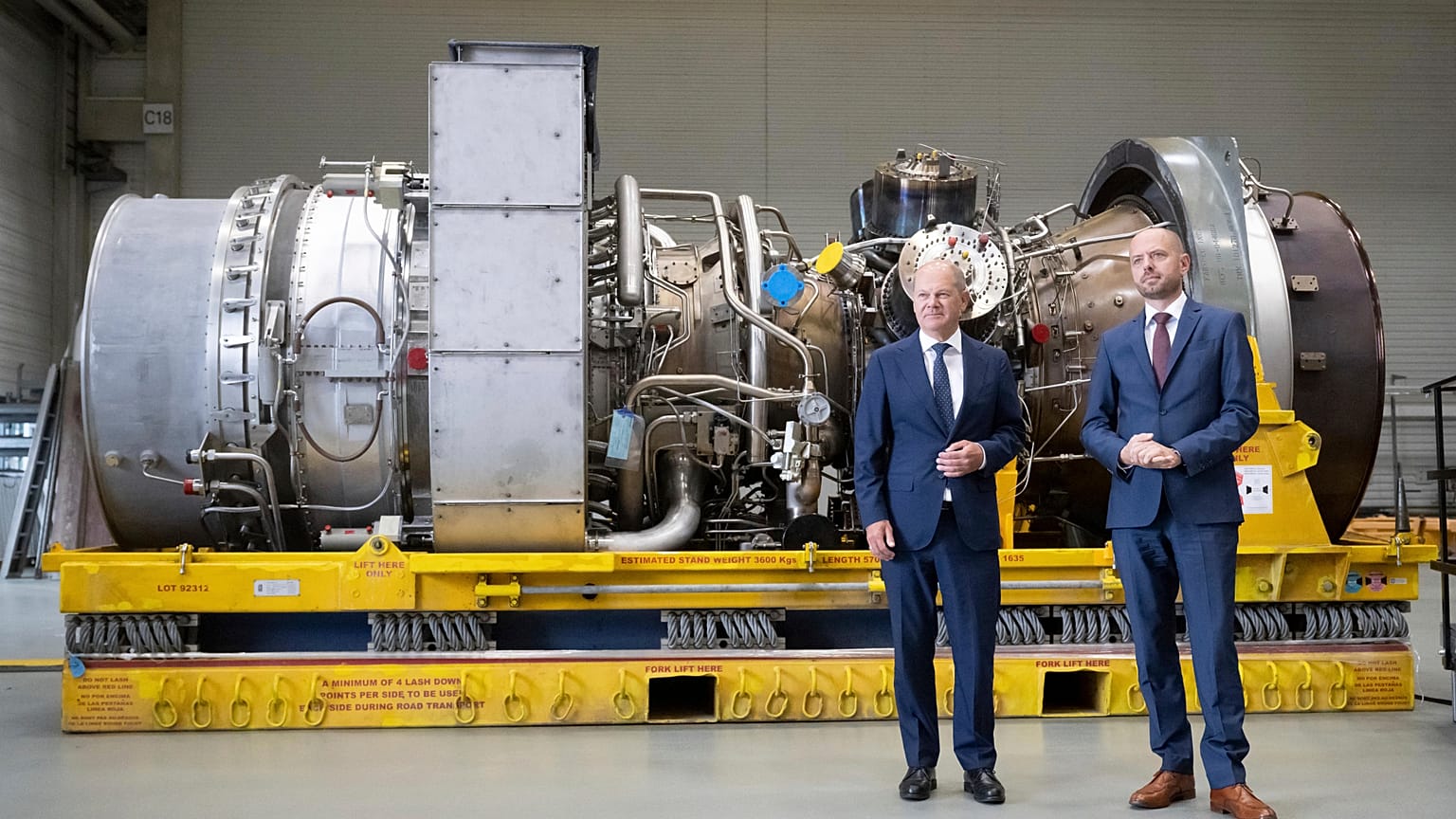 Канцлер Германии Олаф Шольц и глава Siemens Energy Кристиан Брух осматривают турбину для "Северного потока-1". Рур, Германия. 3 августа 2022.