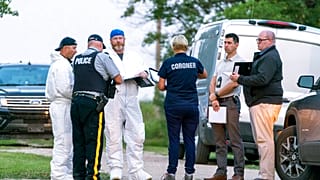 Группа следователей стоит на месте преступления в деревне Уэлдон, в Саскачеване, Канада. 4 сентября 2022.