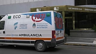 Ambulancia delante del Sanatorio Luz Médica en San Miguel de Tucumán, Argentina 3/9/2022