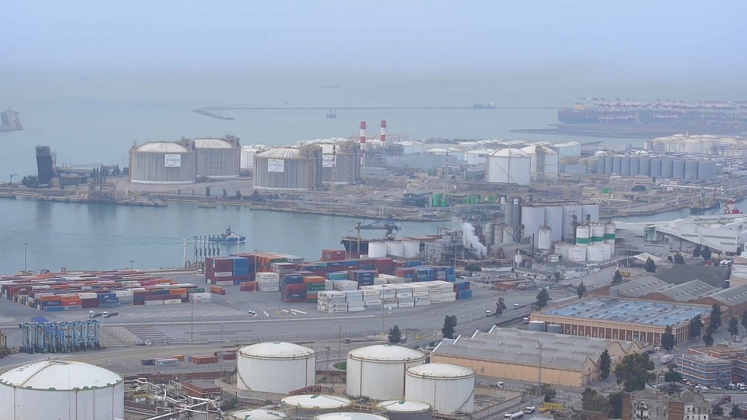 Depósitos de gas en el puerto de Barcelona (España).