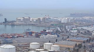 Depósitos de gas en el puerto de Barcelona (España).