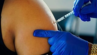 A Agência Europeia de Medicamentos deu luz verde a novas versões das vacinas