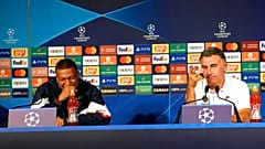 Kylian Mbappé und PSG-Trainer Christophe Galtier bei einer Pressekonferenz am Montag, 5. September 2022.