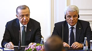 Cumhurbaşkanı Recep Tayyip Erdoğan (sol), ziyarette bulunduğu Bosna Hersek'te, Bosna-Hersek Devlet Başkanlığı Konseyi Başkanı Şefik Caferoviç ile basın toplantısı düzenledi