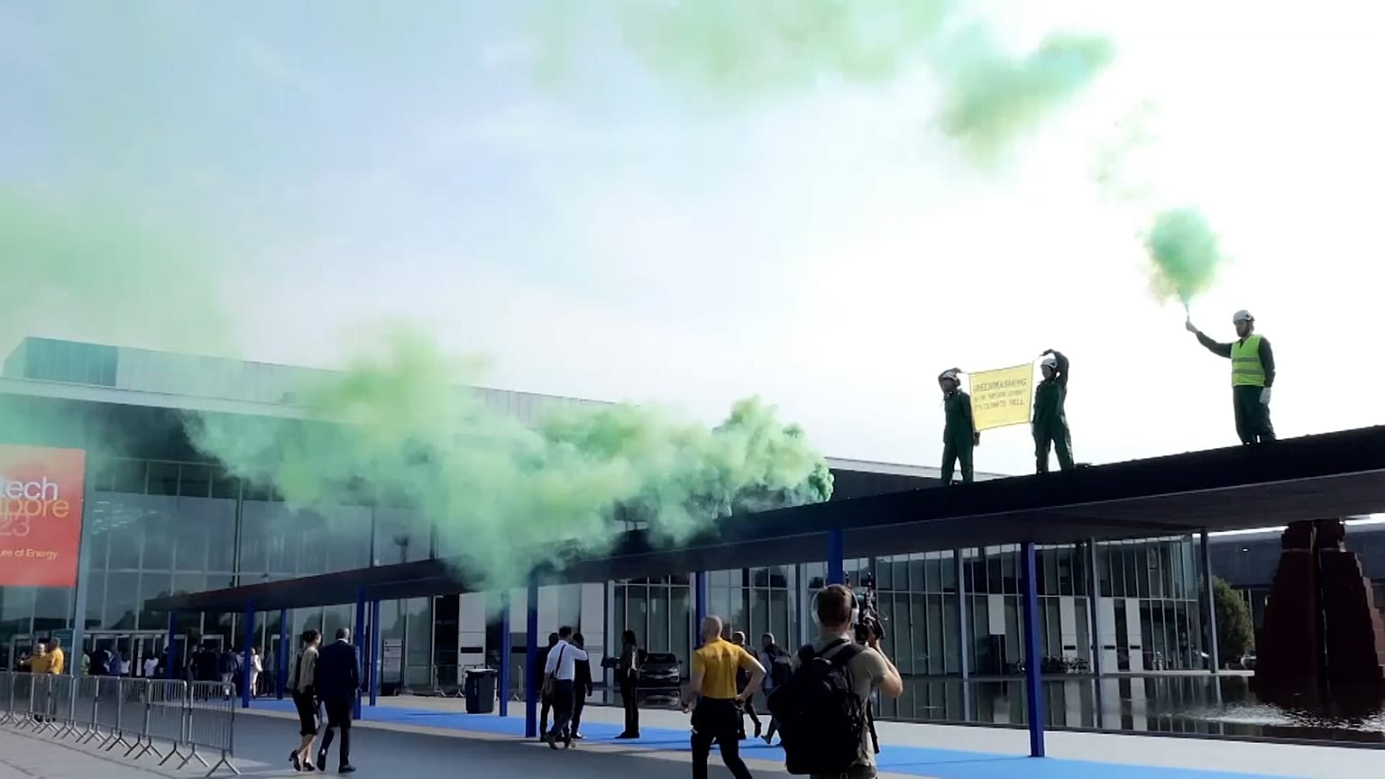 Activistas de Greenpeace en el techo de las instalaciones
