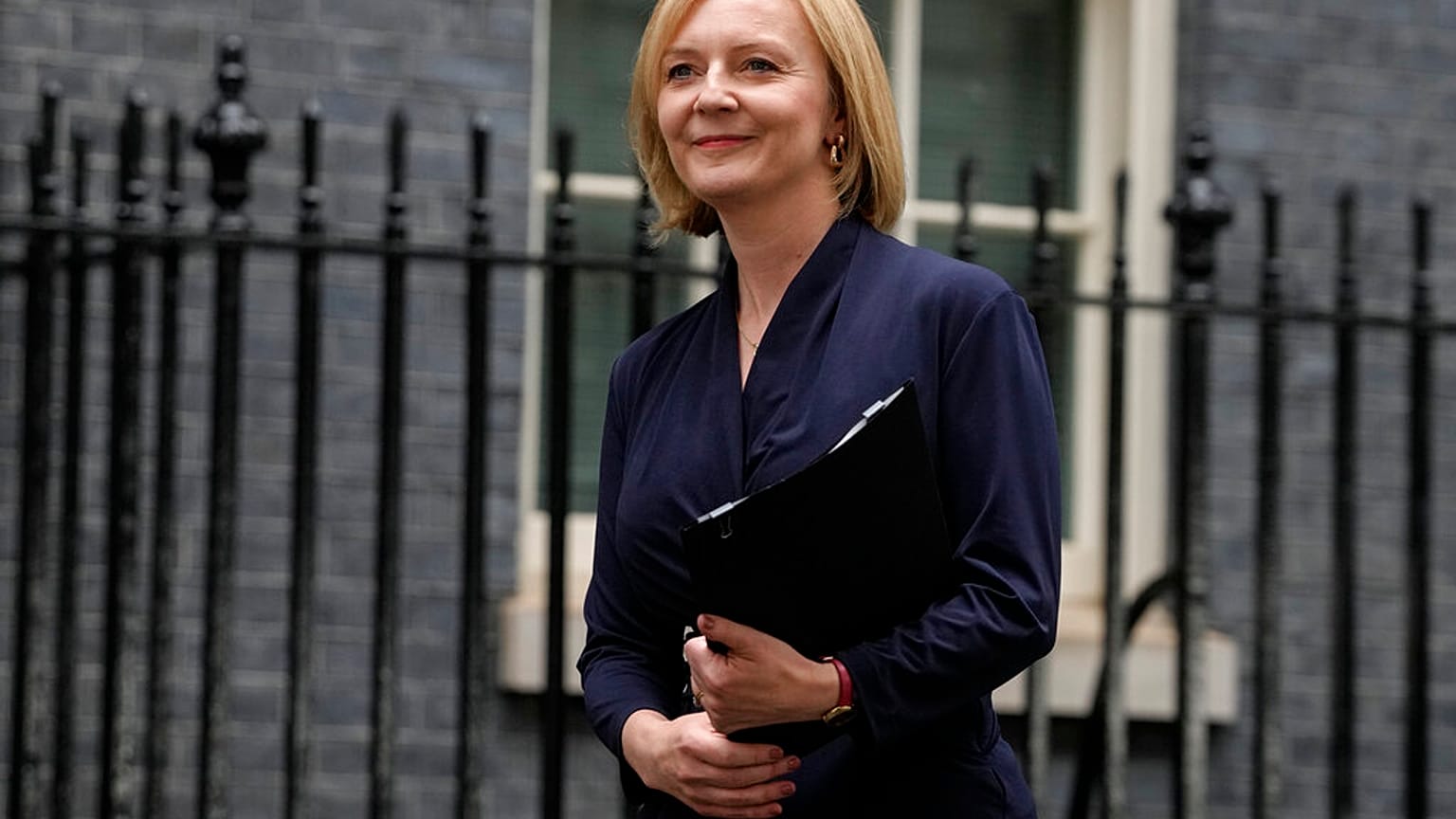 La nouvelle première ministre britannique arrive pour prononcer un discours devant Downing Street à Londres, mardi 6 septembre 2022