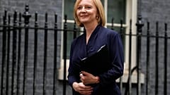 La nouvelle première ministre britannique arrive pour prononcer un discours devant Downing Street à Londres, mardi 6 septembre 2022