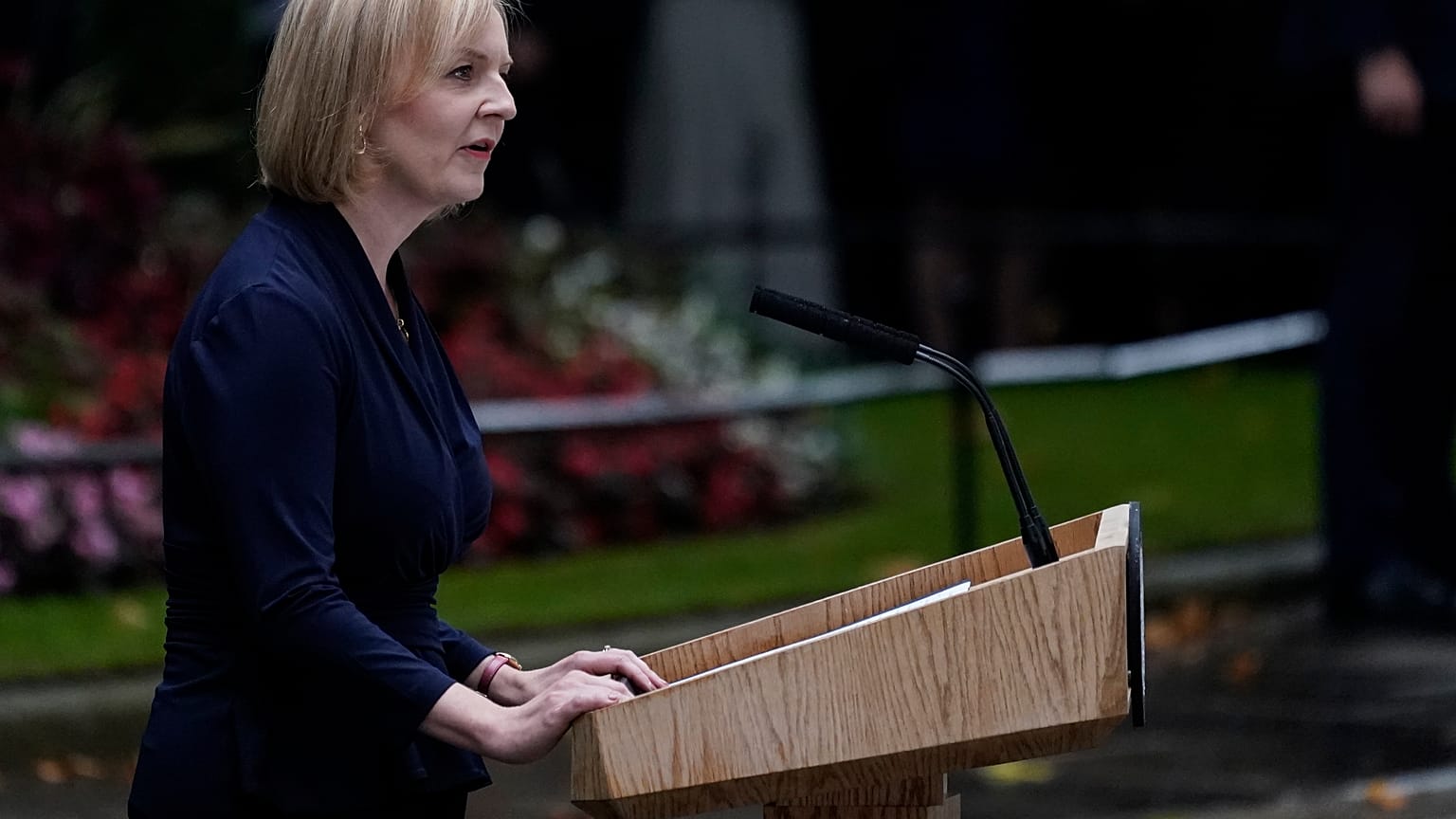 De retour de Balmoral en Ecosse où elle a été formellement nommée Première ministre par la reine Elizabeth II, Liz Truss prend ses fonctions à Downing Street, le 6 septembre.