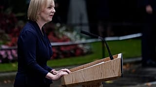 De retour de Balmoral en Ecosse où elle a été formellement nommée Première ministre par la reine Elizabeth II, Liz Truss prend ses fonctions à Downing Street, le 6 septembre.