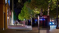 Anuncios luminosos apagados en la avenida Kurfürstendamm, Berlin, Alemania 1/9/2022