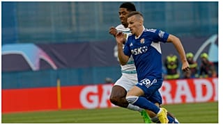 مدافع تشيلسي الفرنسي ويسلي فوفانا يقاتل من أجل الكرة مع مهاجم دينامو زغرب الكرواتي ميسلاف أورسيتش