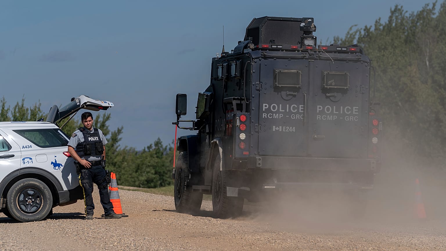Un véhicule blindé à un barrage où les enquêteurs traquent un fugitif dans une zone peuplée par la communauté crie, une des Premières nations du Canada, en Saskatchewan.