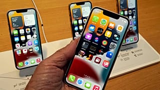 Apple annonçait en octobre 2020 que les écouteurs et chargeurs ne seraient plus inclus avec les nouveaux iPhone, invoquant une mesure de réduction de la pollution.