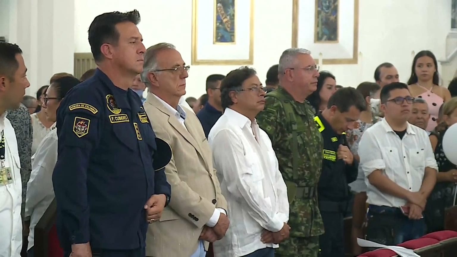 Petro y autoridades en el funeral de los siete policías asesinados en Neiva