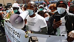 Aboubakar Soumahoro nella sua veste di sindacalista, durante una manifestazione a Roma per i diritti dei braccianti