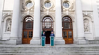 Leo Varadkar ír miniszterelnök és Michel Barnier a dublini kormány épülete előtt 2020-ban