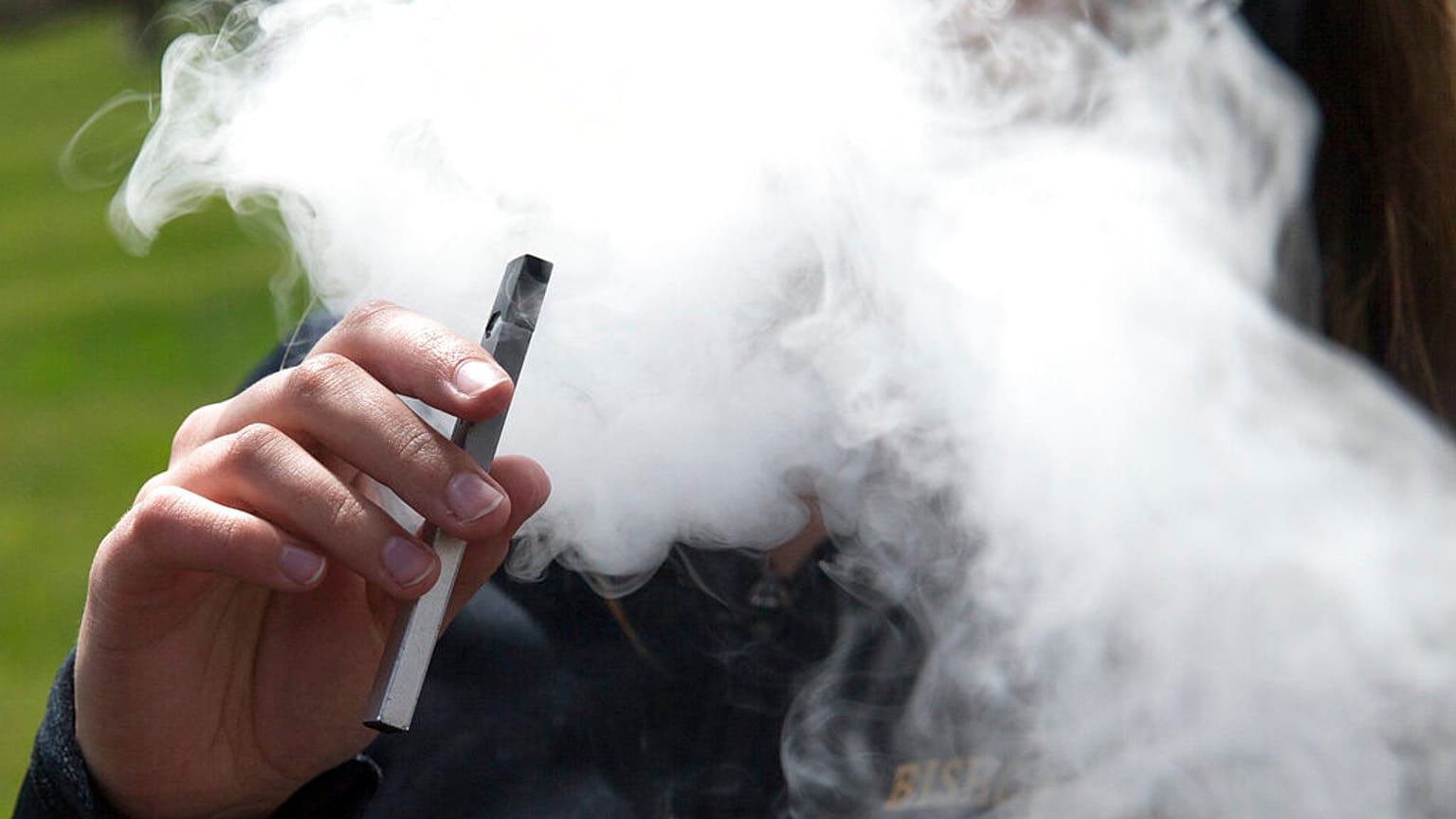 ABD'de Juul marka elektronik sigara içen bir kişi