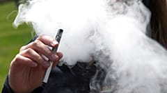 ABD'de Juul marka elektronik sigara içen bir kişi