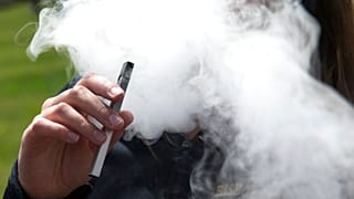 ABD'de Juul marka elektronik sigara içen bir kişi