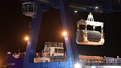 Un conteneur de MOX lors des manouvres de chargement au port de Cherbourg, au petit matin le 7 septembre 2022