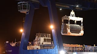 Un conteneur de MOX lors des manouvres de chargement au port de Cherbourg, au petit matin le 7 septembre 2022