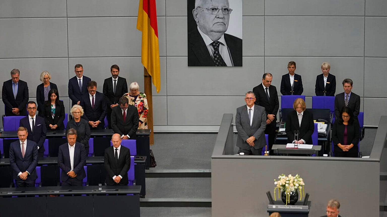 Une minute de silence à la mémoire du défunt ancien président soviétique Mikhaïl Gorbatchev avant une session du parlement allemand Bundestag à Berlin, en Allemagne, mercredi 