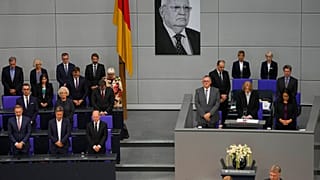 Une minute de silence à la mémoire du défunt ancien président soviétique Mikhaïl Gorbatchev avant une session du parlement allemand Bundestag à Berlin, en Allemagne, mercredi 