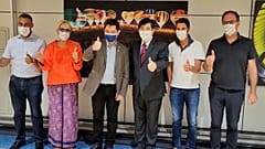  السناتور الفرنسي سيريل بيليفات (الثاني إلى اليمين) والوفد الفرنسي في صورة مع مسؤول تايواني (الثالث إلى اليمين) عند وصولهم إلى مطار تاو يوان
