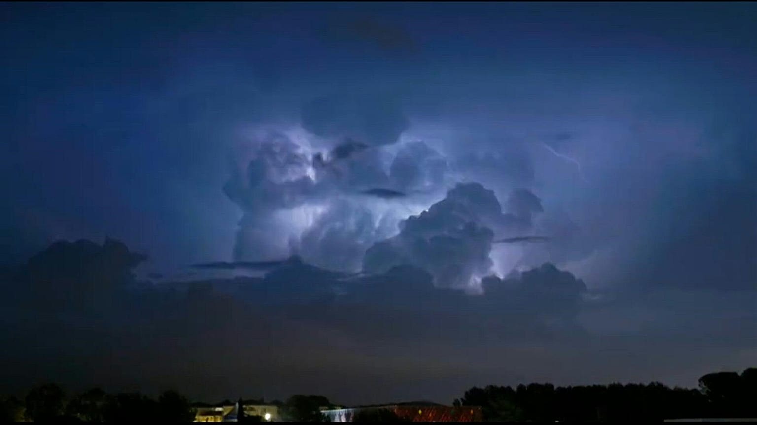 Images d'orages au-dessus de Nîmes