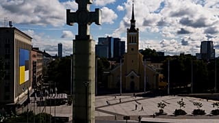 Флаг Украины на площади Свободы в Таллине