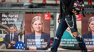 Választási plakát Svédországban - egymás mellett a jelenlegi baloldali kormányfő Magdalena Andersson és egyik jobboldali kihívója Ulf Kristersson