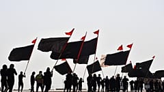 حجاج شيعة يحملون الأعلام في محافظة المثنى جنوب العراق ويسيرون نحو مدينة كربلاء المقدسة 