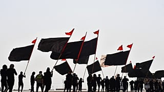 حجاج شيعة يحملون الأعلام في محافظة المثنى جنوب العراق ويسيرون نحو مدينة كربلاء المقدسة 