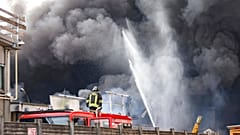Das brennende Chemiewerk in einer Vorstadt von Mailand
