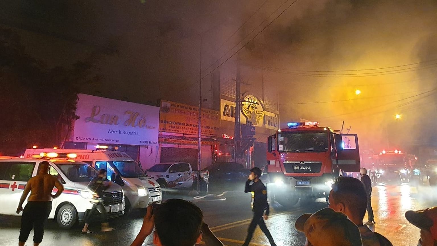 Vietnam'da bir karaoke barda çıkan yangın
