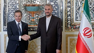 المدير العام للوكالة رافاييل غروسي (يسار) ووزير الخارجية الإيراني حسين أمير عبد اللهيان 