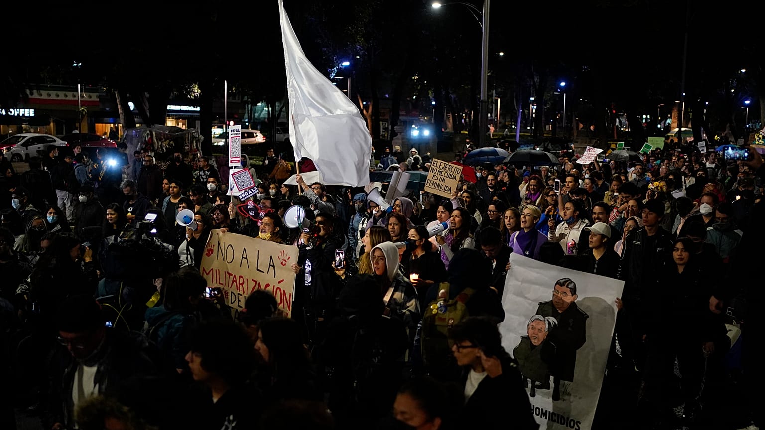 Amnistía Internacional dijo que "la experiencia demuestra que hoy en día México es más peligroso que hace 16 años cuando se decidió que militares salieran a las calles"