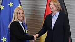 Η Αννίτα Δημητρίου, πρόεδρος της κυπριακής Βουλής με τη Γερμανίδα ομόλογό της.