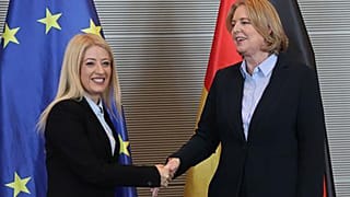 Η Αννίτα Δημητρίου, πρόεδρος της κυπριακής Βουλής με τη Γερμανίδα ομόλογό της.