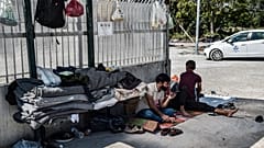 Γιαζιντίτες παράτυποι μετανάστες έξω από τον καταυλισμό των Σερρών