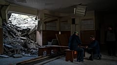 Die Menschen sammeln Brennholz. Mit Gas rechnet hier niemand mehr.