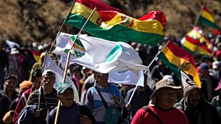 Manifestantes de Adepcoca marchan en contra del mercado de venta de hoja de coca en La Paz
