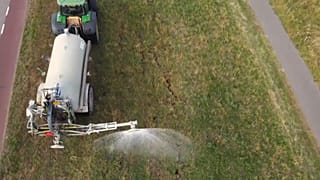 Farmerek locsolják a gátakat