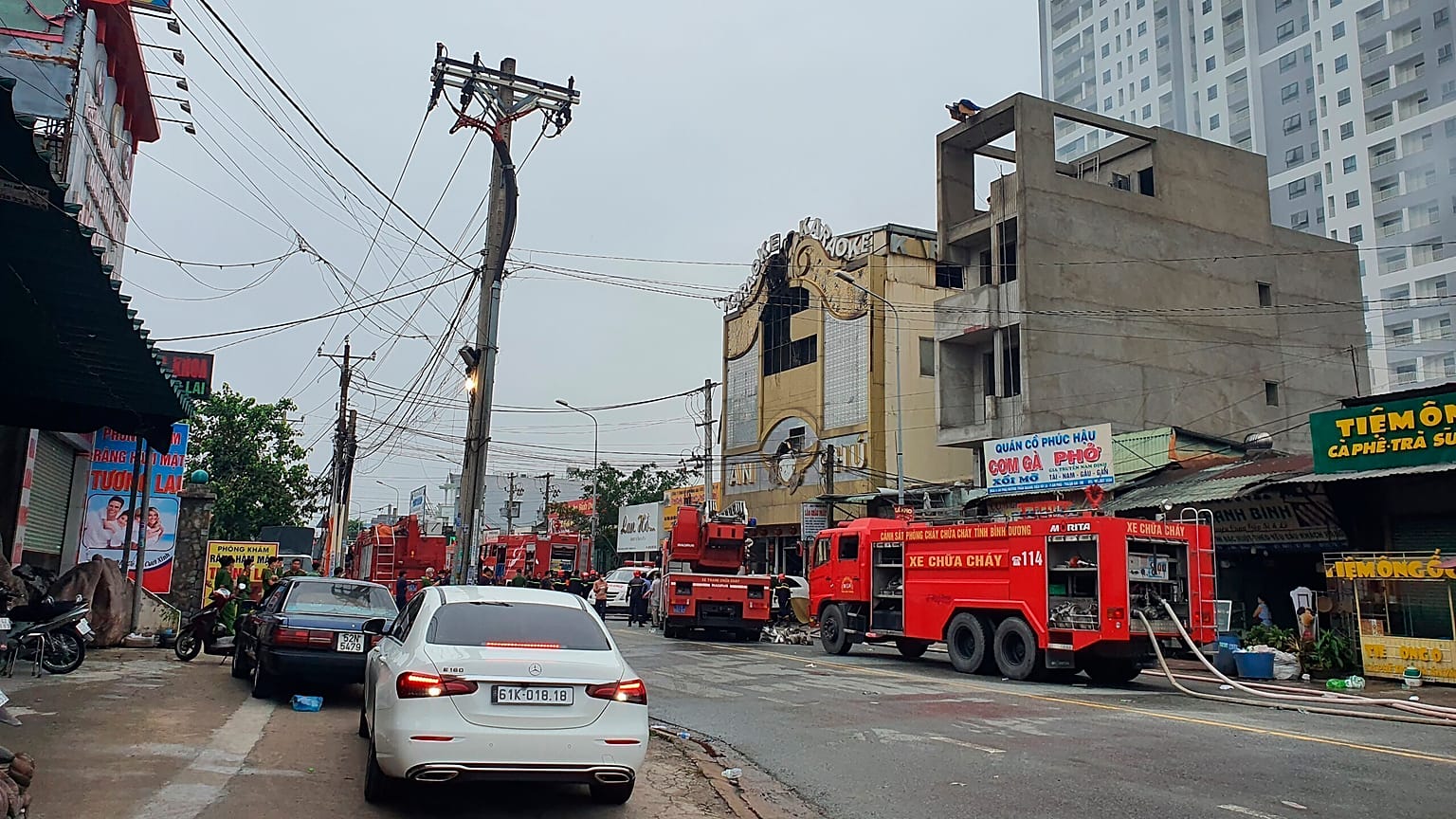 Un incendio de un local de karaoke de 3 plantas en Vietnam dejó al menos 33 muertos y varios heridos